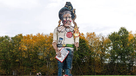 Britanci rešili da spale lutku premijera: Starmer kao Trampova ulizica (FOTO)