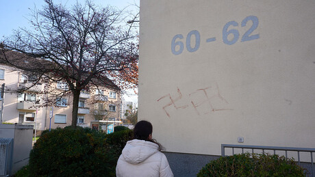 Морбидан случај из Немачке: Симбол свастике осликан људском крвљу на аутомобилима и зградама