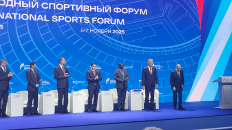 Министар спорта Србије први до Путина на највећем спортском форуму у Русији (ФОТО)