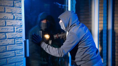 Провалник опљачкао стан, па заспао у њему - власница га пронашла када се вратила с посла