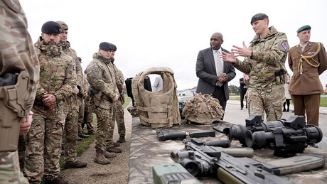 Венци за 14 погинулих британских војника на КиМ: Шта им се догодило и зашто сви ћуте