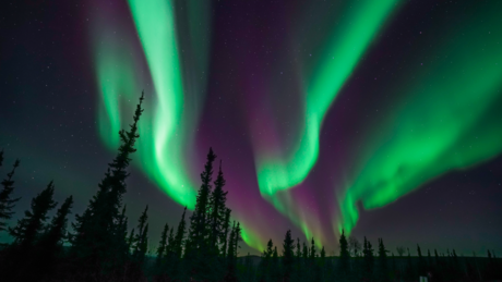 Snažne magnetne oluje mogu doneti veličanstvenu polarnu svetlost na nebu iznad Balkana