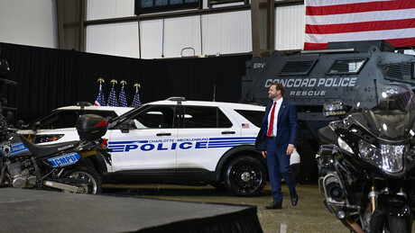 Policajac teško povređen u udesu dok je obezbeđivao kolonu potpredsednika Džej Di Vensa