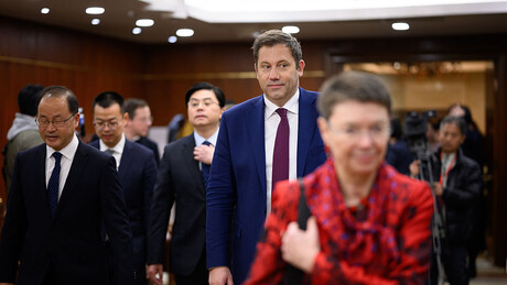 Клингбајл у Кини: Министар без телефона, политика без самопоуздања