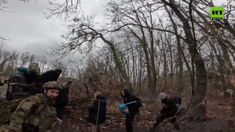 Ruski vojnici evakuišu civile iz Krasnoarmejska (VIDEO)