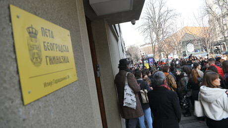 Roditelji i učenici ispred Pete gimnazije: Negoduju zbog odluke Ministarstva prosvete