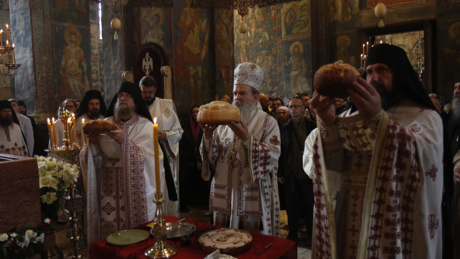 У Високим Дечанима обележена ктиторска слава, митрополит Теодосије поручио: Нећемо напустити светињу