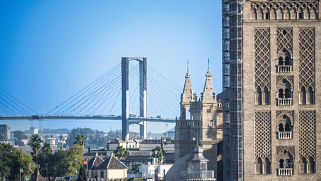 Покретни тоалет пао на мост у Севиљи: Нема повређених, саобраћај обустављен (ВИДЕО)