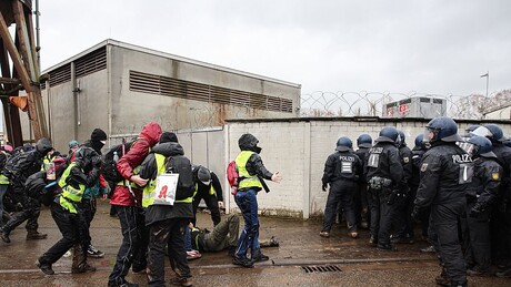 Протест због ширења АфД-а прерастао у насиље: Нападнут посланик, водени топови на улицама (ВИДЕО)