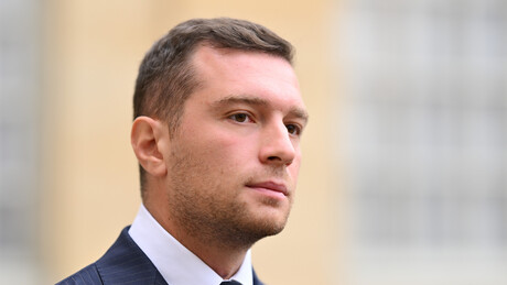 Француски опозиционар Бардела погођен јајетом у главу док је потписивао књиге