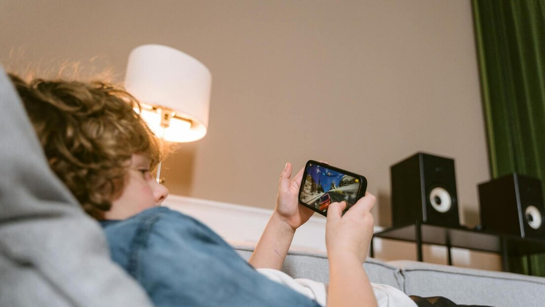 Паметни телефон пре 12. године може озбиљно угрозити здравље детета, указује студија