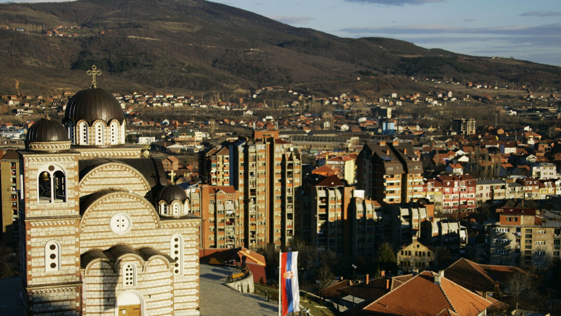 Prefarbani grafiti sa natpisom terorističke UČK na magistralnom puta Priština-Raška