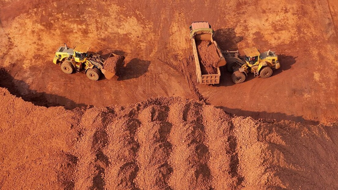 Britanija obećava da će "preuzeti kontrolu" nad zalihama kritičnih minerala od Kine