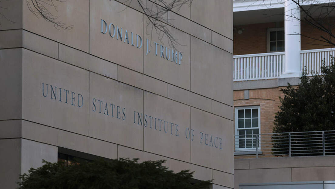 По мени ће се све звати: Трамп додао своје име на фасади Института за мир