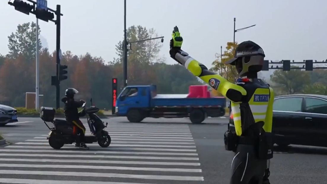 "Полицајци" будућности: АИ роботи управљају саобраћајем у Кини (ВИДЕО)
