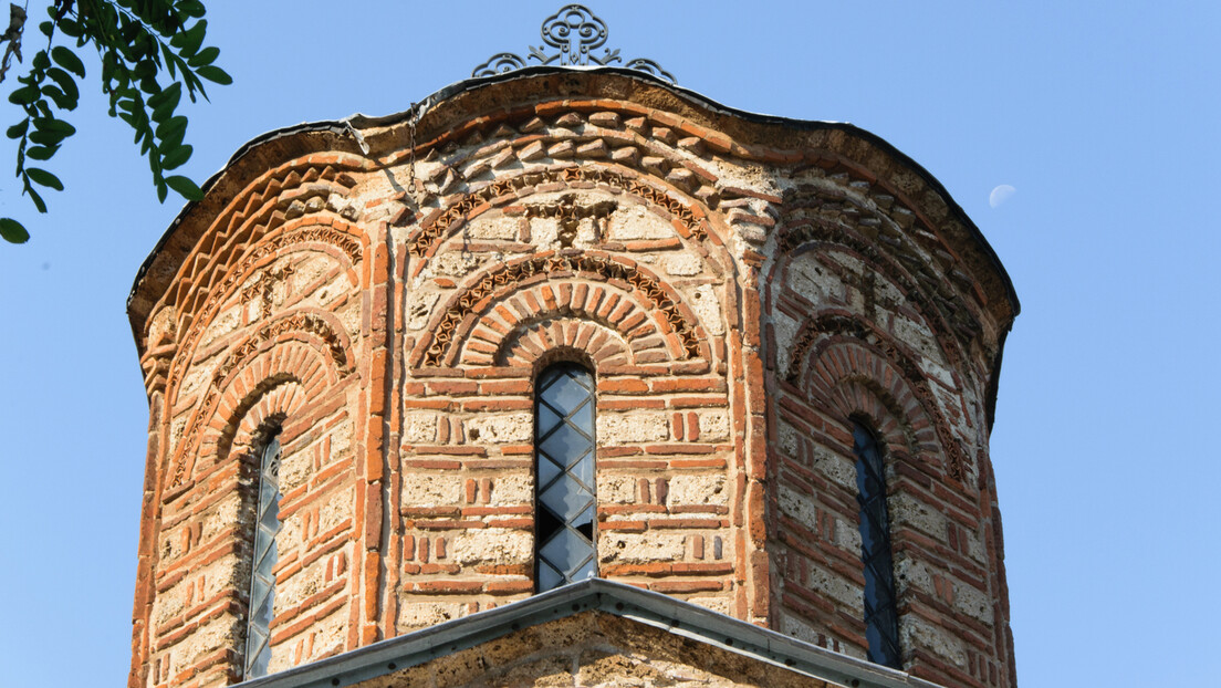 Iz porte crkve u Lipljanu ukradena zastava SPC