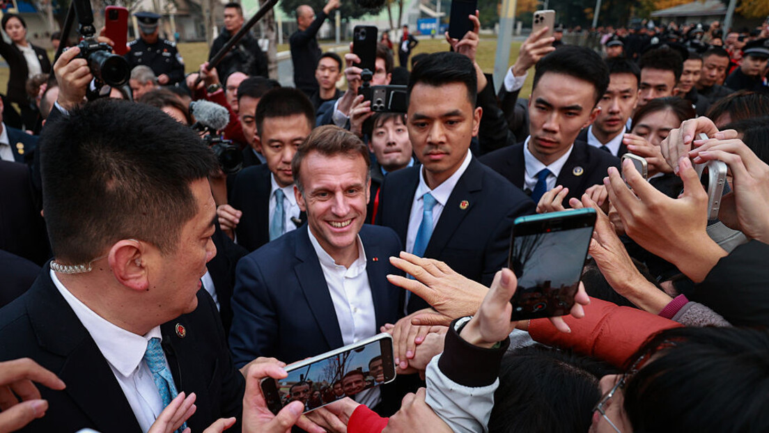 Макрон дочекан у Кини као рок звезда: Студенти га окружили, мреже гореле