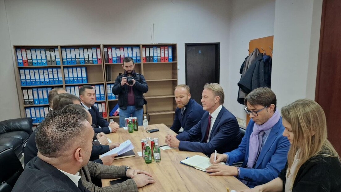 Градоначелници четири општине на северу КиМ са шефом Канцеларије ЕУ у Приштини