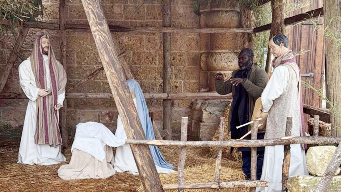 Криминалац се претварао да је воштана фигура у божићним јаслама да би се сакрио од полиције (ФОТО)