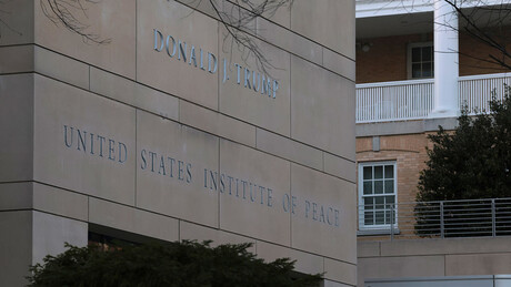 По мени ће се све звати: Трамп додао своје име на фасади Института за мир