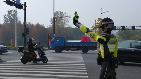 "Полицајци" будућности: АИ роботи управљају саобраћајем у Кини (ВИДЕО)