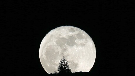 Данас се очекује највећи супермесец у години