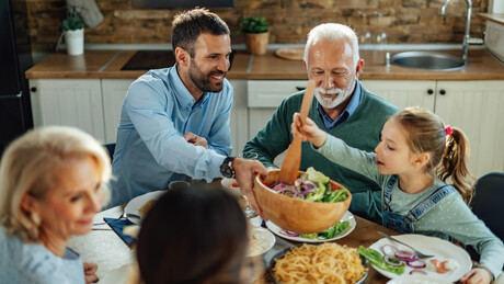 Заједнички оброци са баком и дедом им продужавају живот