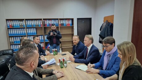 Градоначелници четири општине на северу КиМ са шефом Канцеларије ЕУ у Приштини