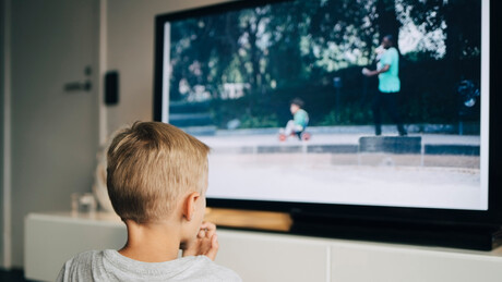 Tелевизор који "само" ради у позадини озбиљно нарушава здравље и развој детета, упозорава стручњак