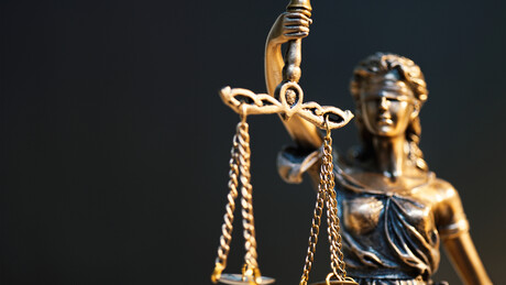 Ко кога тужи и ко коме суди: Препуцавања власти, медија и судства