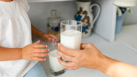 Млеко - моћан напитак или извор заблуда? Шта каже наука