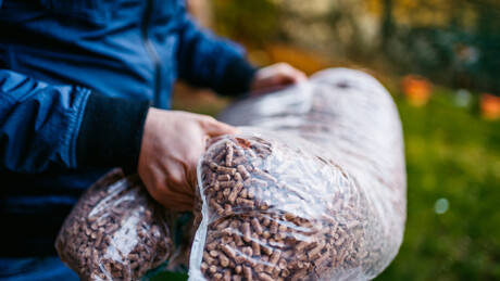 Тона пелета и више од 45.000 динара: На неким стовариштима листе чекања