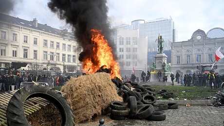 Protest poljoprivrednika u Briselu prerastao u nerede: Policija koristila vodene topove