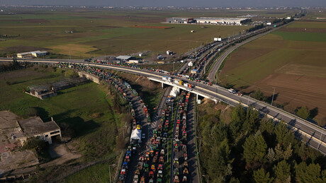Трактори склоњени, али путеви су и даље блокирани: Грчки пољопривредници наставили протест