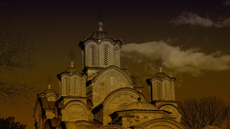 На свечаној божићној литургији у Грачаници пренете поруке мира, љубави и благостања