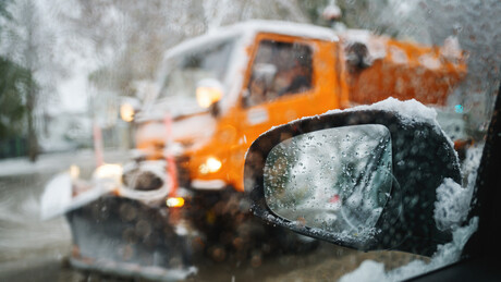 Божићно јутро мирно, од поднева појачан саобраћај и снежне падавине