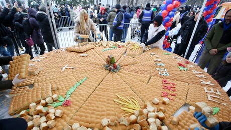 Велики број грађана присуствовао ломљењу чеснице испред Храма Светог Саве