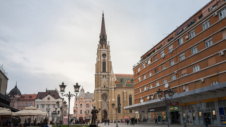 Ухапшена осумњичена да је запалила бочна врата на Цркви Имена Маријиног у Новом Саду
