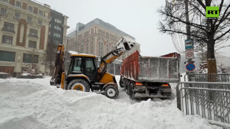У Москви најављују рекордну висину снежног покривача (ВИДЕО)