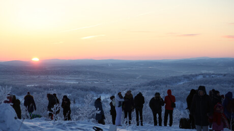 Становници Мурманска дочекали први излазак сунца после поларне ноћи (ВИДЕО)