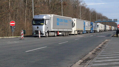 Настављају се блокаде превозника, Чадеж: Директна штета око 100 милиона евра дневно