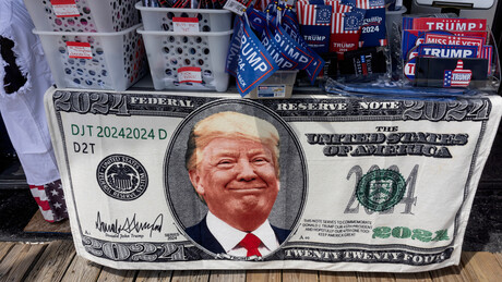 Има ли смисла: Зашто је Трамп срећан због суноврата долара