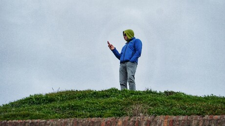 Облачно и магловито, од средине дана јака кошава и пад температуре, понегде снег