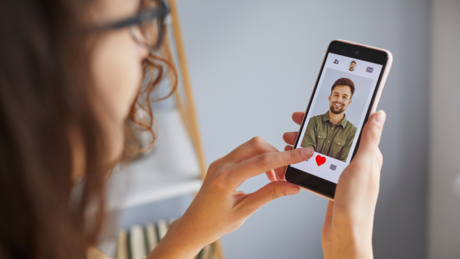 Љубав на клик - или ипак не? Како да препознате превару на апликацијама за упознавање