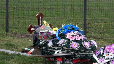 Албанци ни мртвим Србима не дају мира: У Липљану поново скинута застава са гроба Ивице Талића