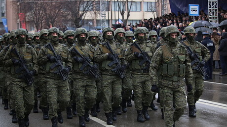 Двоглави орлови и клицање "УЧК": Како је пропала Куртијева демонстрација силе у Приштини