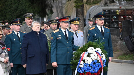 Položeni venci na groblju Oslobodilaca Beograda povodom Dana branioca otadžbine (VIDEO)