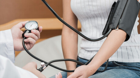 Шта се дешава са крвним притиском када једете слаткише ноћу