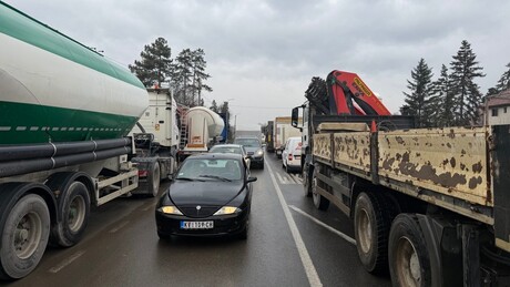 Пољопривредници наставили блокаде више саобраћајница, најавили радикализацију протеста