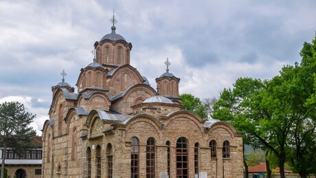 Napadi na srpske svetinje na KiM: Između fizičkog razaranja i revizije istorije